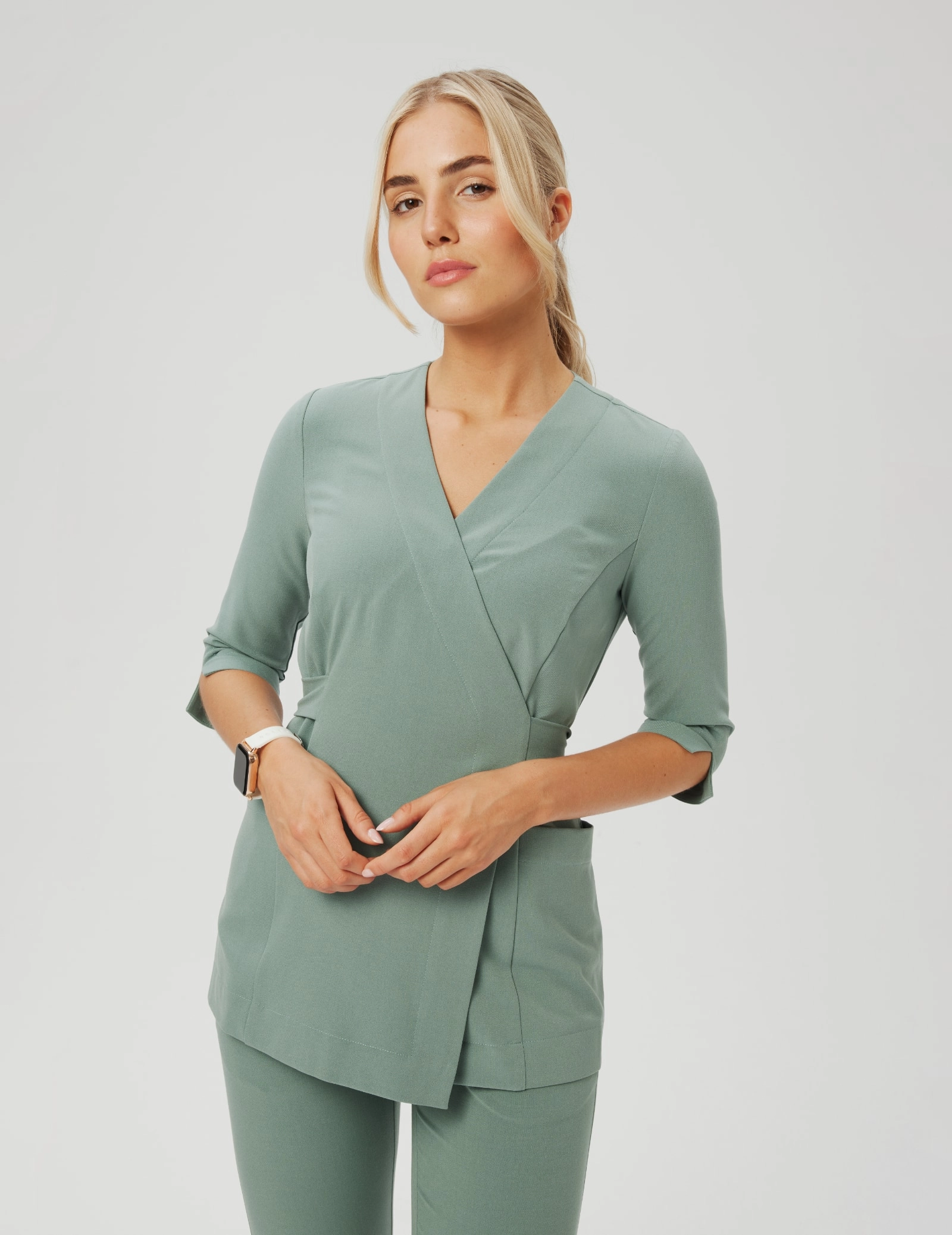 Bluza medyczna wiązana Rosalie - DUSTY GREEN